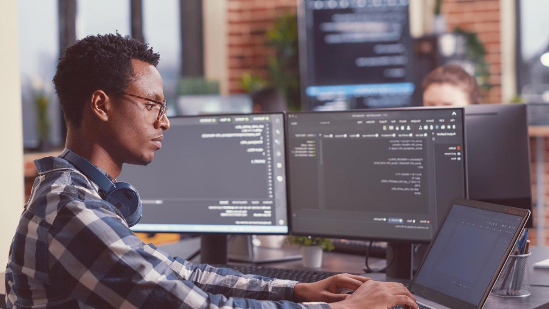 Das Domain-Redaktionsteam bei der Arbeit mit KI-gestützten Entwicklungstools